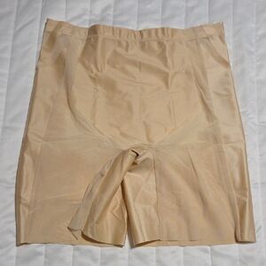 Underoutfit Pureshape Mid-waist Shaping Short